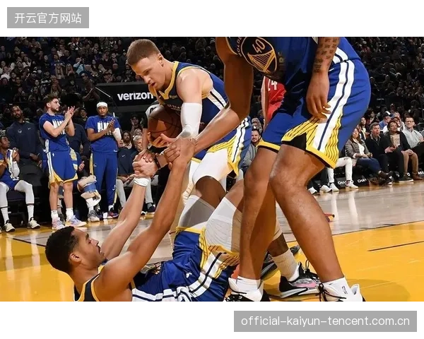 NBA裁判误判引全联盟震怒：比赛背后的争议与反思