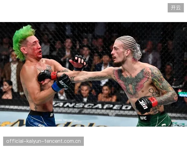 UFC拳手怒扛重击继续前压——硬汉精神的无畏展现