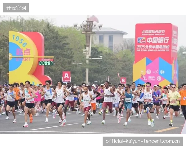 肯尼亚马拉松冲线刷新赛会纪录——速度与梦想在终点汇聚